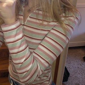 randig långärmad  - randig retro långärmad från shein i storlek S. Använd 1 gång, säljer då jag inte tyckte om hur den passar på mig och sen blev den aldrig använd igen 💗 frakt tillkommer 