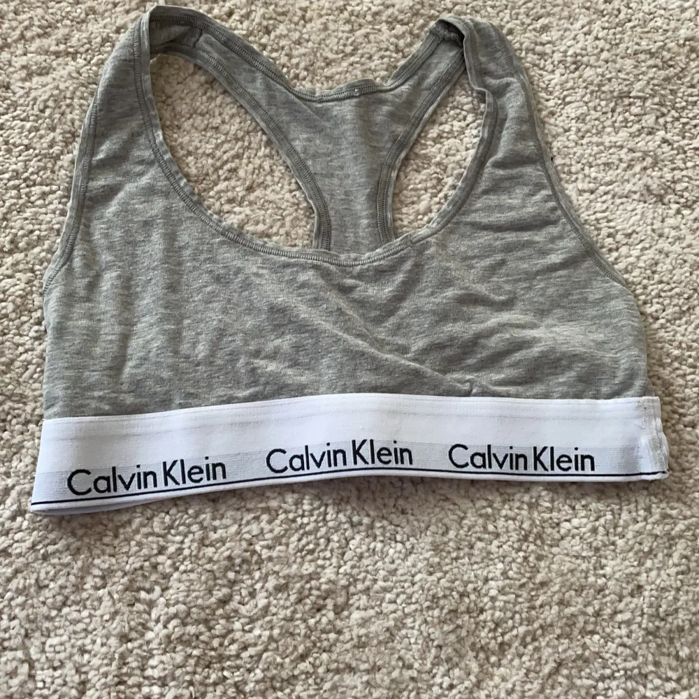 Säljer mina två Calvin Klein toppar. Säljer på pga att jag inte använndet dem så mycket. De är endast använnda några få gånger så dem är i bra skick. Topparna är båda i storlek S. Nypris är 359 kr styck, säljer dem för 100 kr/styck. Frakt tillkommer! . Toppar.