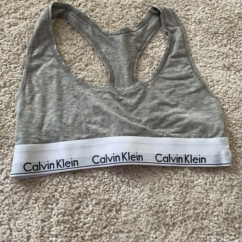 Säljer mina två Calvin Klein toppar. Säljer på pga att jag inte använndet dem så mycket. De är endast använnda några få gånger så dem är i bra skick. Topparna är båda i storlek S. Nypris är 359 kr styck, säljer dem för 100 kr/styck. Frakt tillkommer! . Toppar.