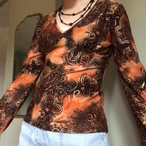 härlig tröja i paisleymönster🐅 - Stretchig tröja i vackert paisleymönster! Sitter som en smäck. Mycket bra skick! Armarna är lite vidare nedtill. Står inte riktigt nån storlek men jag skulle säga XS-M då tyget är så pass töjbart. Visas på en S-XS.  Kan skicka fler bilder eller mått vid begäran. Om fler är intresserade blir det budgivning. Kolla gärna in mina andra annonser, samfraktar gärna🐅