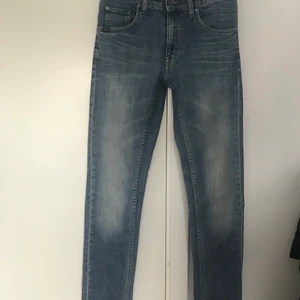 TIGER OF SWEDEN I JEANS STL 30/34 NYSKICK  - Blå jeans i superbra skick. Hög skön midja och med fickor fram och bak. Modellen heter Iggy. Fler bilder finns! Undrar ni något så hör av er:)