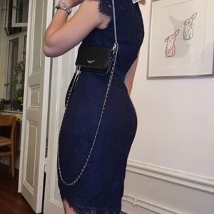 Helt ny skitfin klänning som hugs ur curves - Helt oanvänd nyköpta från HM för 400 men vårt Pris är 150 märkesväskan säljs också kolla min profil om du intresserad ✨✨💙💙