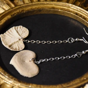 Örhängen ben - Örhängen med ben naturligt formade som hjärtan och kedjor. Nickelfria krokar. 