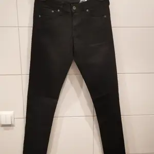 Svarta jeans från H&M i storlek 28/32. Lågmidja och super skinny. Ej använda 🖤✨ Gratis frakt 💕