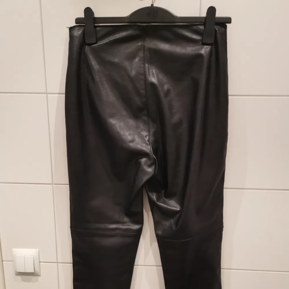 Svarta läderbyxor från H&M i storlek 44. Fint skick ✨🖤 Gratis frakt 💕. Jeans & Byxor.