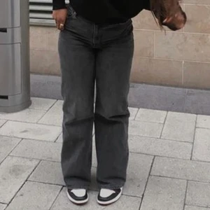 Breda svarta jeans  - Storlek 44. Breda jeans som är svarta/gråa. Använd 1-2 gånger. Hitta ingen exakt bild därav tog jag dem som liknade mest! Såklart kan ni så bilder vid kontakt!🥰 pris kan diskuteras. 
