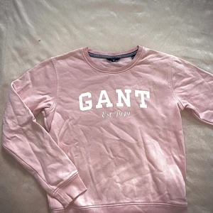 Rosa Gant tröja  - En basic, men underbar gant tröja i mycket bra skick. En trogen vardagströja, men med upp-piffning också kan funka på andra fina evenemang! En vacker färg som är lätt att matcha och kombinera med andra plagg💗