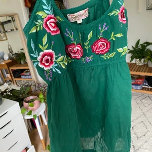 Linne  - Ett fint linne med broderi på från indiska. I storlek S men passar även storlek M. Jättefint men tyvärr för litet. 