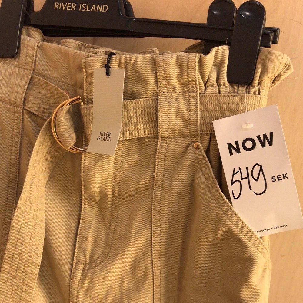 Limited edition, speciella byxor med design. Storlek 36 men flexibel midja. Nytt pris 549 kr. Aldrig använda och prislagg sitter kvar. 😊 kan skicka mer bilder i chatten. vill bara göra lite plats i garderoben . Jeans & Byxor.