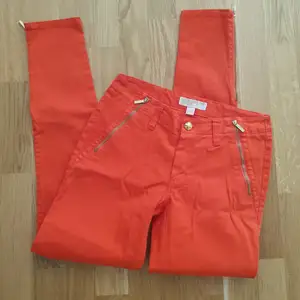 Jeans från Michael Kors - snygg orange färg med gulddetaljer 🧡 helt oanvända!