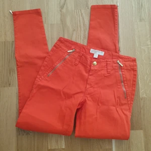  - Jeans från Michael Kors - snygg orange färg med gulddetaljer 🧡 helt oanvända!