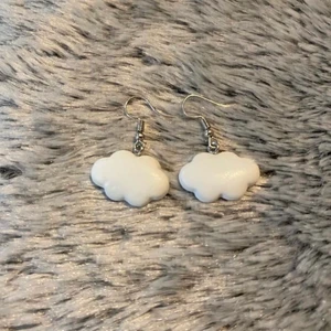 Örhängen - Fett här är super gulliga moln örhängen i färgen vit det är helt oanvända och super fina de är platta på baksidan dessutom om vi skickar dom i posten med skydd extras och tack kort vi postar dessutom med en postpåse kom dm vid intresse💕💕 vi postar snabbt💕