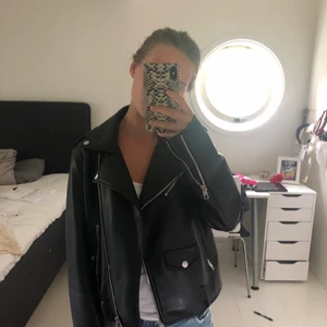 Skinnjacka - Fin skinnjacka från zara (inte äkta skinn) köpt för 700💕
