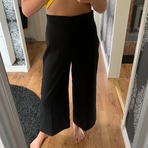 Kostymbyxor  - Säljer ett par utsvängda kostymbyxor från Zara. Använda fåtal gånger i storlek S