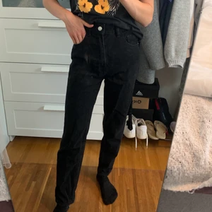 Momjeans - Svarta momjeans från Zara i strl 32! Bra skick☺️