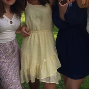 Volang klänning - Frakt ingår i priset! Säljer min superfina gula volangklänning som tyvärr bara kommit till användning en gång. Skriv till mig för fler bilder💛😝