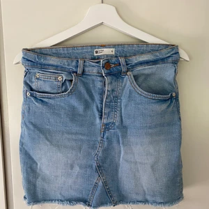 Jeanskjol - En snygg blå jenaskjol från Gina Tricot som passar för alla tillfällen!! Köparen står för frakten 