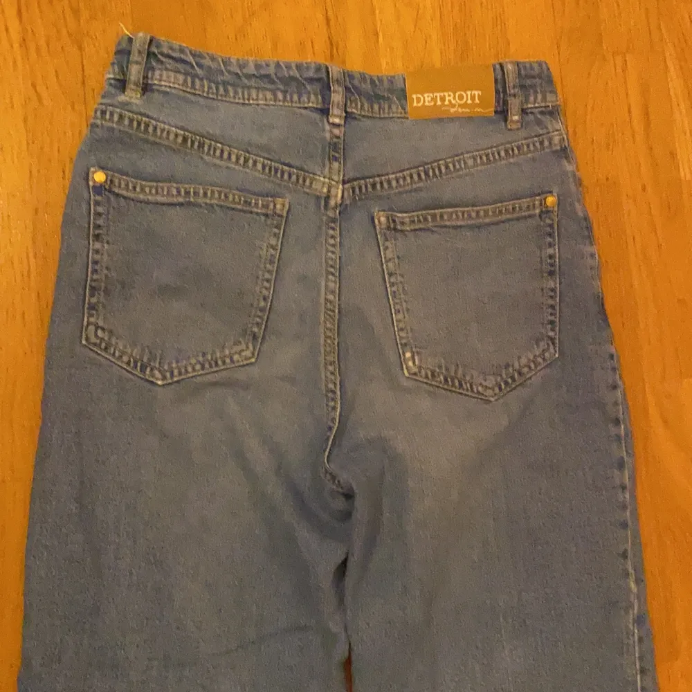 Jag säljer dessa ljusblåa vida jeansen som är i storlek 152. Dem är använda några gånger. Tyvärr har byxorna även ett litet hål som ni ser på andra bilden! Jag säljer iallafall dessa för 40kr + frakt❣️. Jeans & Byxor.