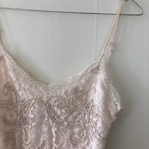 Zara - klänning  - Klänning från zara, används för sällan 🌻