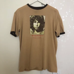 Jim Morrison tröja - Tröja med Jim Morrison på. Köpt i Berlin och är använd. Det är ett hål under kragen men det syns ej och man kan alltid sy igen 🙂