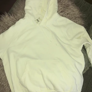 Helt ny Istay hoddie  - Helt ny i stugan hoddie köpt för 500 säljer för 300+frakt storlek S den är vit vill få bort så fort som möjligt