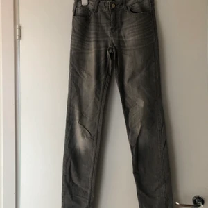 Jeans från zara - Gråa jeans köpta på zara sparsamt använda