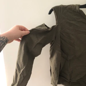 Grön tröja - Kort grön tröja med utklippta axlar i bra skick