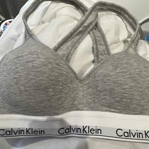 Calvin Klein Sport-bh storlek se bild. Lätt vaddering . Fint skick 