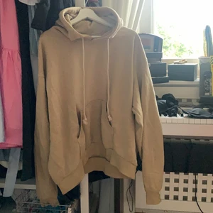 Beige oversized WEEKDAY HOODIE - SUPERSKÖN hoodie från weekday i en härlig beige färg:) storlek M, säljes för 100kr exklusive frakt 