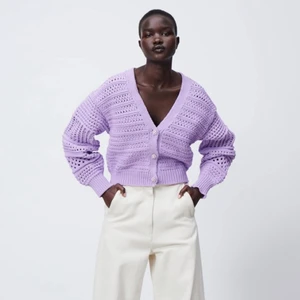 Lila kofta - Fin kofta i den perfekta lila färgen. Aldrig använd med lappar kvar. Strl L. Nypris 400, helt slutsåld på zaras hemsida. Säljer för 300 + frakt. 