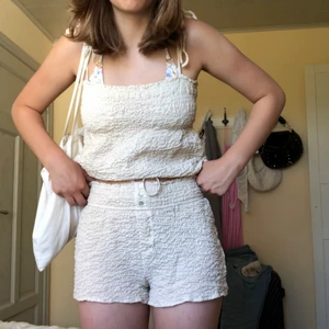 Zara shorts - Jättefina shorts som tyvär inte kommer så mycket till användning! Har använts en enstaka gång och är därför i bra skick!:) Köparen står för frakt💗