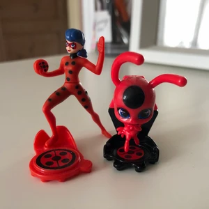 Ladybug & Cat Noir figurer  - Ladybug & Cat Noir figurer: Ladybug + tikki- 20kr Cat Noir + plagg- 20kr Båda paren- 35kr 
