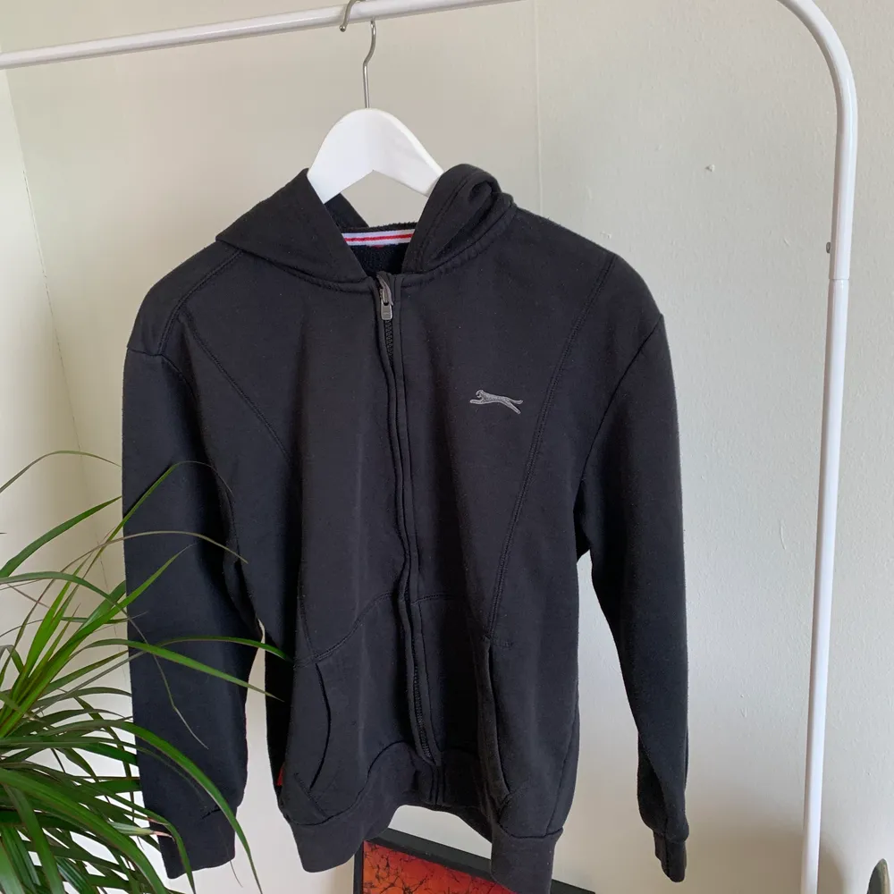 Vintage slazenger hoodie Storlek S Modellen är 170cm Unisex  #diviinethrift #vintage #svarttröja #streetwear #golf . Hoodies.