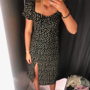 Blommig klänning strl 38 - Säljer en helt oanvänd klänning från New Yorker! Strl M/38