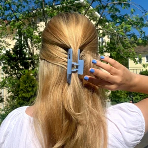 💙 HÅRKLÄMMA💙 - Ljusblå klämma som är en perfekt accessoar till en cool outfit! 💙 Klämman passar både tjockt och tunt hår och frakten är gratis! Kolla in mitt konto för fler klämmor och smycken 😚 