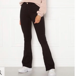 Utsvängda jeans - Svarta utsvängda jeans ifrån bubbleroom.