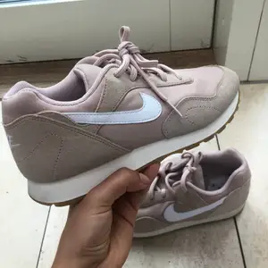 Nya vintage inspirerade nike skor i beige! Bilderna ger ej riktigt rättvisa till den egentliga förgen! Materialet en blandning mellan mocha och tyg! Väldigt bekväma! Strl 38. Använda 1 gång !!!!! Skick 9/10😍 450 + 66 spårbar frakt!