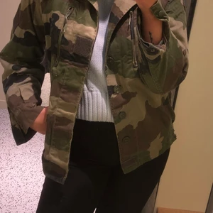 Militärjacka XS - Militärjacka i XS passar även S och M då den är overzised så beror på hur man vill att den ska sitta! Vintage!