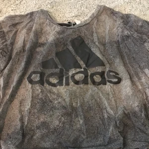 Adidas t-shirt - En jätte fin grå/svart Adidas t-shirt 