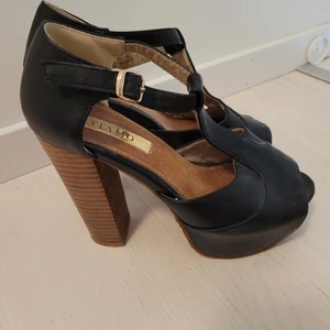 Tiamo klackar  - Tiamo klackar i storlek 36. Välanvända. 