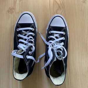 Converse  - Säljer mina nästan helt nya converse i storlek 37, endast använda 1 gång. Jag står för frakten :)