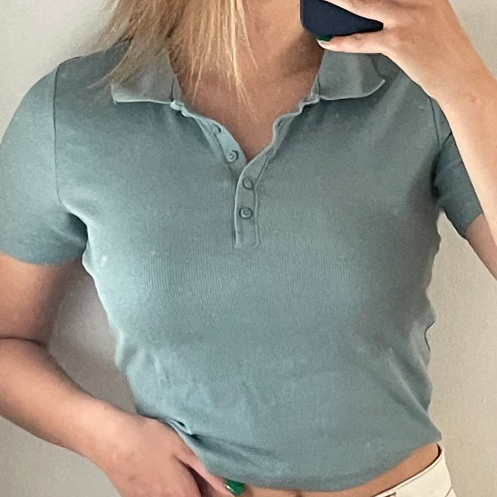 En grön/blå t-shirt med knappar från Zara. Som sitter tajt på mig och jag brukar köpa kläder i s/36. Knappt använd! 🌷. Toppar.