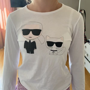 Karl Lagerfeld tröja storlek 14 år (Xs) - Köpte för 1 år sedan men bara använt 1 gång köpte för 750 kr och säljer för 500