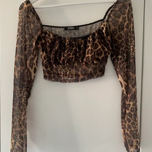 Leo topp - Snygg topp från missguided! Mesh förutom över bröstet. Ser ej vilken storlek men passar S/M! 