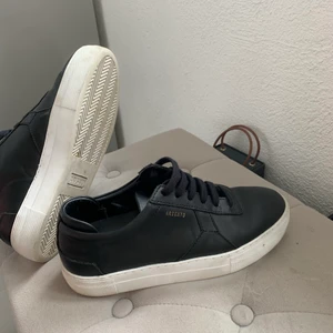 Axel Arigato Skor - Axel Arigato sneakers strolek 38,5 passar även 39. Använda ett fåtal gånger alltså i väldigt bra skick. Ordinariepris 1800. 