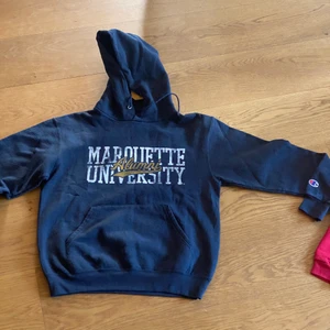 Vintage hoodie champion - Lägger upp detta igen personen som vann budgivningen slutade svara och gick inte att återpublicera, vädligt tråkigt. Snälla lika dela denna för den förra annonsen hade nått ut väl:( Tröjan är L men sitter som m bra tjockt matrial. Mer info finns i dm