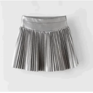 Zara kjol - Säljer en av mina favorit kjolar från zara som är slutsålda❤️Den är köpt på barn avdelningen och är i storlek 13-14. (Två lånade bilder, sista är min) skriv privat för fler bilder. Jag är 172 cm. Man kan spänna åt midjan efter hur tajt man vill att den ska sitta. FÖRST TILL KVARN. 500kr är inklusive frakten så den är inräknad i priset! 