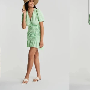 Grön klänning - Säljer denna heeelt oanvända klänning som är helt slutsåld på ginas hemsida! Hör av er för fler bilder😍