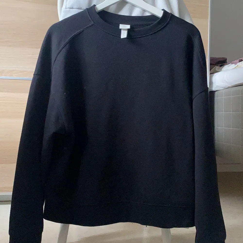 En svart sweatshirt från hm ⭐️. Tröjor & Koftor.