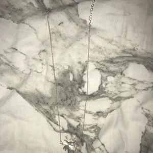 Oanvänt halsband  - 10kr + 12kr frakt = 32kr ink (pris kan diskuteras)